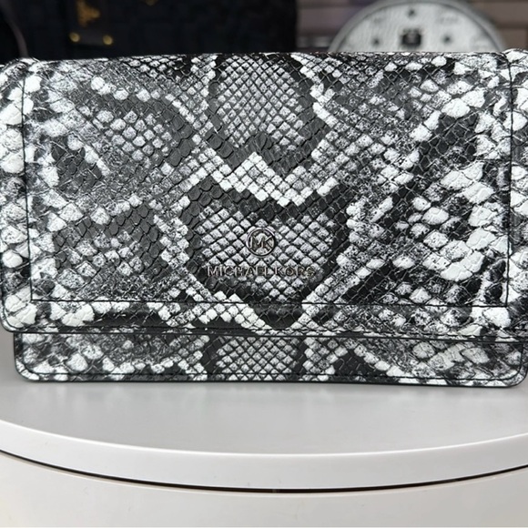 Mk crossbody - Picture 3 of 7